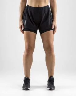 Craft Essential 2-in-1 Hardloop Short Zwart Dames 10 Craft Essential 2-in-1 Hardloop Short Zwart Dames -Sport Uitgebreide Kleding Winkel 1906029 999000 essential 2 in 1 shorts c1