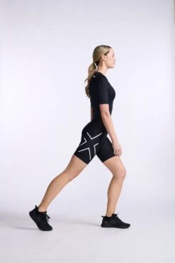 2XU Core Trisuit Korte Mouw Zwart Dames -Sport Uitgebreide Kleding Winkel 2xu core sleeved trisuit korte mouw wt7042d blk wht 012