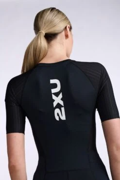 2XU Aero Trisuit Korte Mouw Zwart Dames -Sport Uitgebreide Kleding Winkel 2xu trisuit aero sleeved wt6431d blk wht 27 1