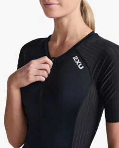 2XU Aero Trisuit Korte Mouw Zwart Dames -Sport Uitgebreide Kleding Winkel 2xu trisuit aero sleeved wt6431d blk wht 024