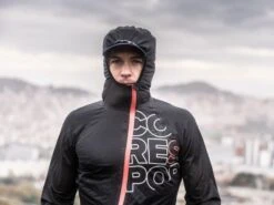 Compressport Hurricane 25/75 Waterdicht Hardloopjack Zwart Unisex -Sport Uitgebreide Kleding Winkel light waterproof running vest mens triathlon accesoires 004